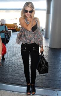 Rosie Huntington-Whiteley feet photo thumbnail