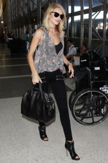 Rosie Huntington-Whiteley feet photo thumbnail