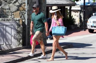 Rosie Huntington-Whiteley feet photo thumbnail