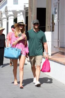 Rosie Huntington-Whiteley feet photo thumbnail