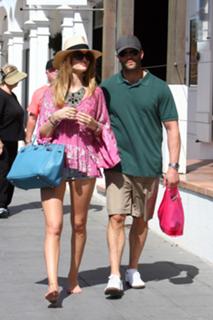 Rosie Huntington-Whiteley feet photo thumbnail