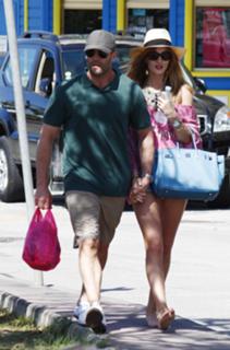 Rosie Huntington-Whiteley feet photo thumbnail