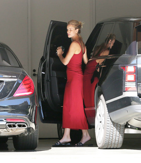 Rosie Huntington-Whiteley feet photo thumbnail