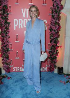 Rosie Huntington-Whiteley feet photo thumbnail