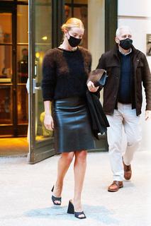 Rosie Huntington-Whiteley feet photo thumbnail