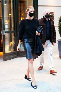 Rosie Huntington-Whiteley feet photo thumbnail