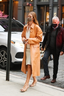 Rosie Huntington-Whiteley feet photo thumbnail