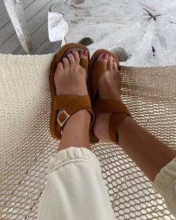 Rosie Huntington-Whiteley feet photo thumbnail