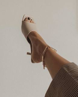 Rosie Huntington-Whiteley feet photo thumbnail