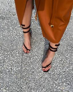 Rosie Huntington-Whiteley feet photo thumbnail