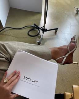 Rosie Huntington-Whiteley feet photo thumbnail