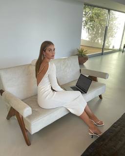 Rosie Huntington-Whiteley feet photo thumbnail