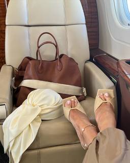 Rosie Huntington-Whiteley feet photo thumbnail