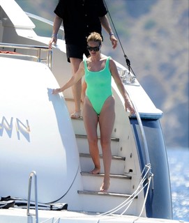 Rosie Huntington-Whiteley feet photo thumbnail