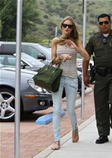 Rosie Huntington-Whiteley feet photo thumbnail