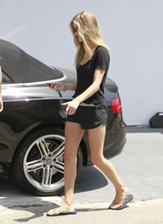 Rosie Huntington-Whiteley feet photo thumbnail