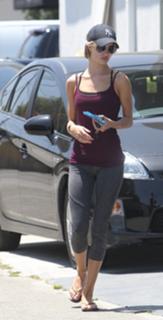 Rosie Huntington-Whiteley feet photo thumbnail