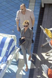 Rosie Huntington-Whiteley feet photo thumbnail