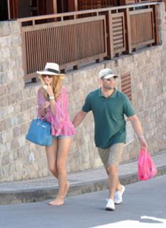 Rosie Huntington-Whiteley feet photo thumbnail