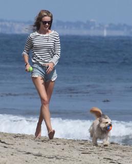 Rosie Huntington-Whiteley feet photo thumbnail
