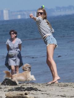Rosie Huntington-Whiteley feet photo thumbnail
