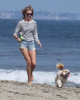 Rosie Huntington-Whiteley feet photo thumbnail