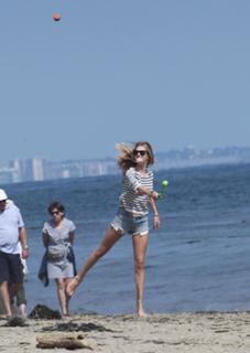 Rosie Huntington-Whiteley feet photo thumbnail