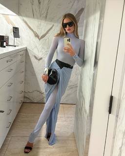 Rosie Huntington-Whiteley feet photo thumbnail