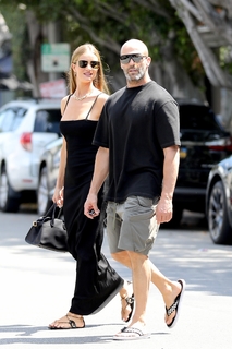 Rosie Huntington-Whiteley feet photo thumbnail