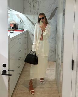 Rosie Huntington-Whiteley feet photo thumbnail
