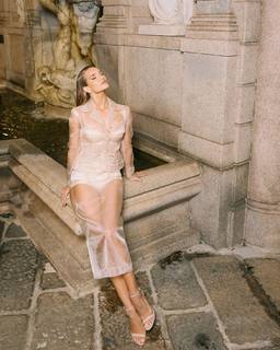 Rosie Huntington-Whiteley feet photo thumbnail