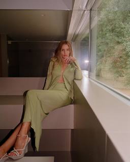 Rosie Huntington-Whiteley feet photo thumbnail