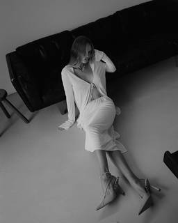 Rosie Huntington-Whiteley feet photo thumbnail