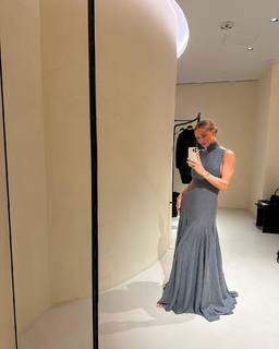 Rosie Huntington-Whiteley feet photo thumbnail