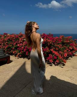 Rosie Huntington-Whiteley feet photo thumbnail