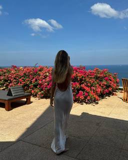 Rosie Huntington-Whiteley feet photo thumbnail