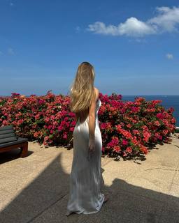 Rosie Huntington-Whiteley feet photo thumbnail