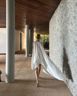 Rosie Huntington-Whiteley feet photo thumbnail
