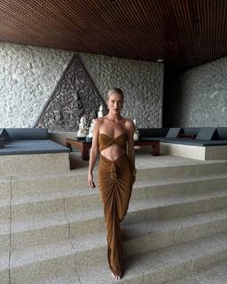 Rosie Huntington-Whiteley feet photo thumbnail