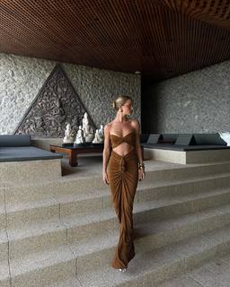 Rosie Huntington-Whiteley feet photo thumbnail