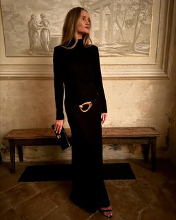 Rosie Huntington-Whiteley feet photo thumbnail
