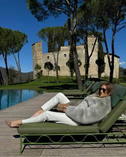 Rosie Huntington-Whiteley feet photo thumbnail