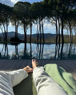 Rosie Huntington-Whiteley feet photo thumbnail