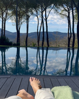 Rosie Huntington-Whiteley feet photo thumbnail