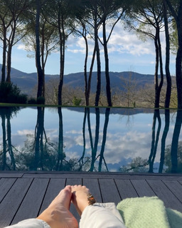 Rosie Huntington-Whiteley feet photo thumbnail