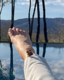 Rosie Huntington-Whiteley feet photo thumbnail