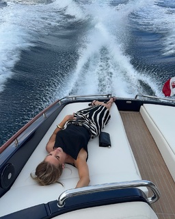 Rosie Huntington-Whiteley feet photo thumbnail