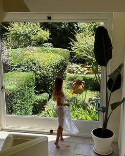 Rosie Huntington-Whiteley feet photo thumbnail
