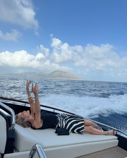 Rosie Huntington-Whiteley feet photo thumbnail