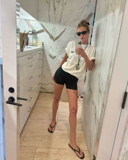 Rosie Huntington-Whiteley feet photo thumbnail